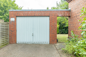 Stade-Campe: Einfamilienhaus mit zwei Wohneinheiten - Garage