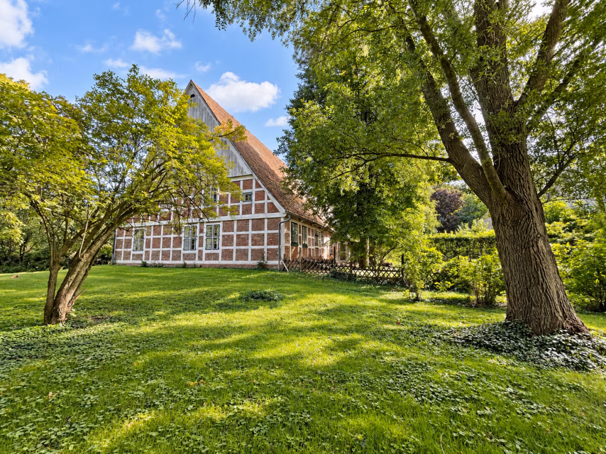 Garten mit Blick auf den Westgiebel Haupthaus