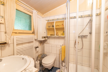 Wo das Land aufatmet – Blockhaus mit Charakter! Als Ferienhaus oder Hauptwohnsitz. - Badezimmer EG