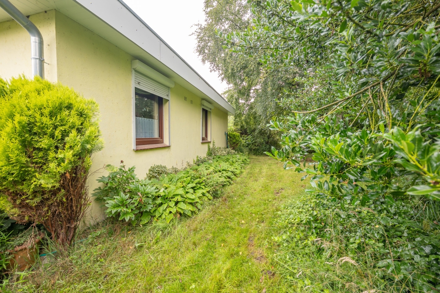 Seitenansicht - RESERVIERT – Ihr Platz zum Gestalten – Bungalow mit großem Grundstück in idyllischer Ruhe
