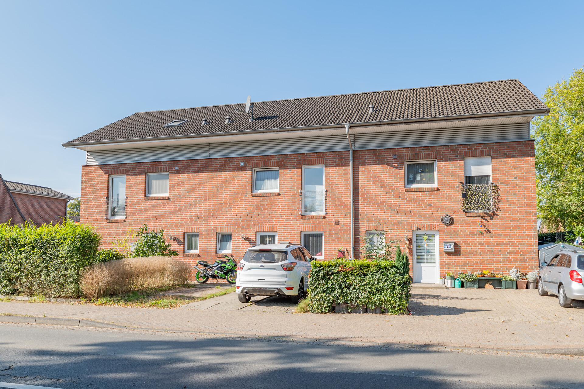 Einmalige Investmentgelegenheit: Attraktiver Wohnkomplex aus Doppel- und Reihenhäusern - Reihenhaus Frontansicht (15859)