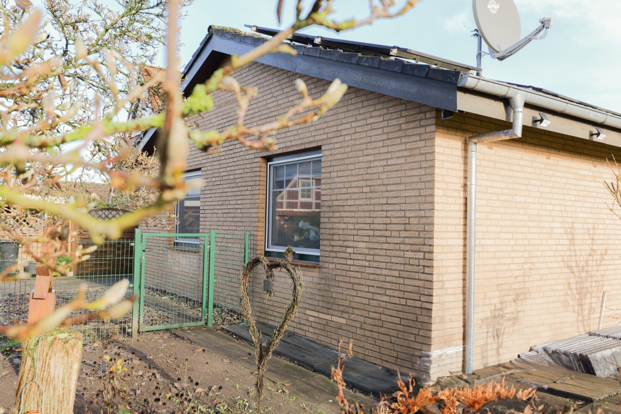 Seitenansicht - Wohlfühl-Bungalow in ruhiger Sackgasse – hell, modern und familienfreundlich