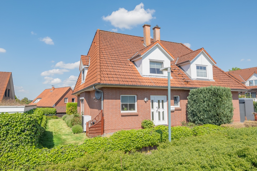 Gepflegte Doppelhaushälfte mit moderner Technik und schönem Garten - Vorderansicht