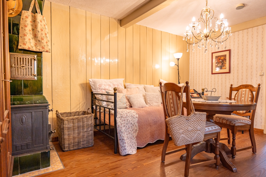 Damenzimmer mit Kachelofen