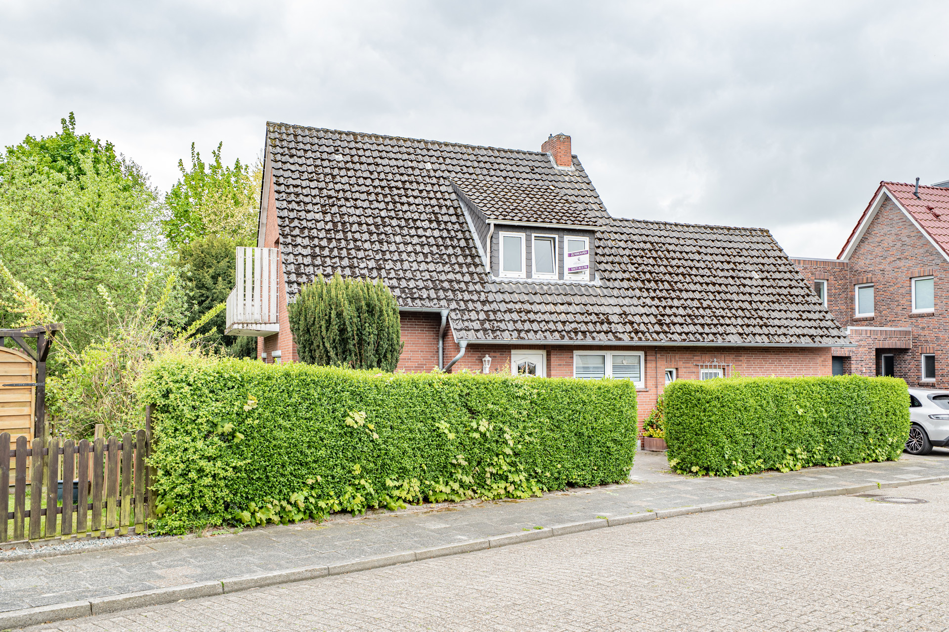 Zwei Wohnungen, ein Gartenparadies – Vielseitiges Haus in ruhiger Lage von Jever - Außenansicht (16533)