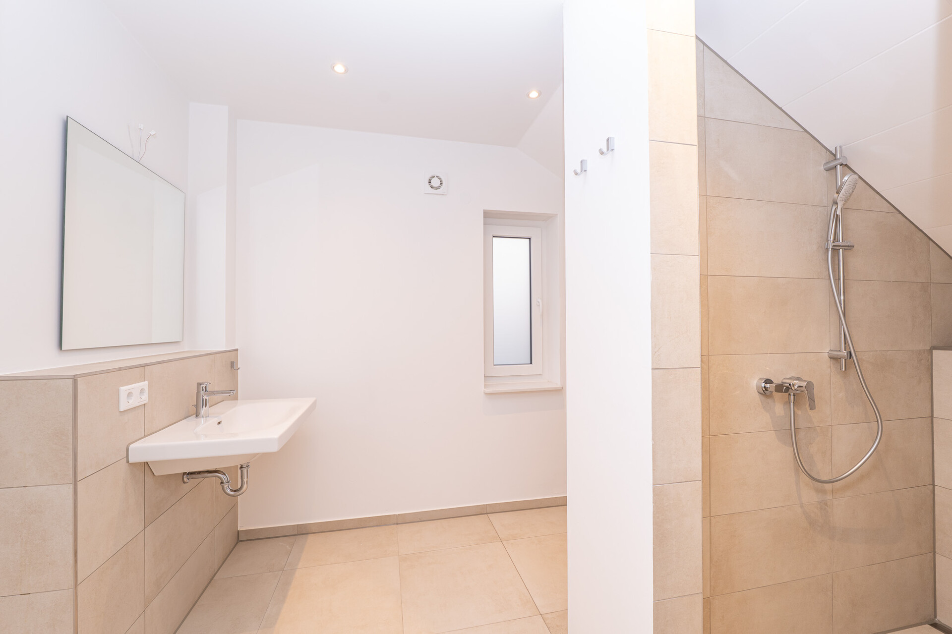 Jetzt in Ihre Traumimmobilie einziehen! Exklusives Doppelhaus. - Badezimmer (11433)