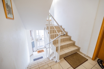 Treppenhaus - Helle 2-Zi. WHG in Stade mit überdachtem Balkon und Blick ins Grüne