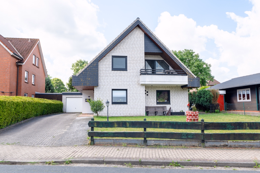 Außenansicht Front / Straße