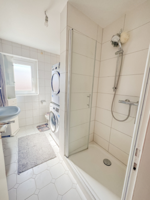 Exklusive Vierzimmerwohnung über zwei Ebenen mit Terrasse, Gartenoption und Garage - Badezimmer