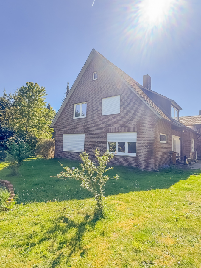 Exklusive Vierzimmerwohnung über zwei Ebenen mit Terrasse, Gartenoption und Garage - Außenansicht
