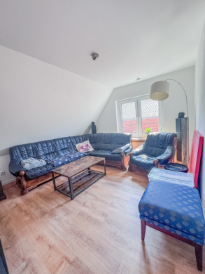 Exklusive Vierzimmerwohnung über zwei Ebenen mit Terrasse, Gartenoption und Garage - Wohnzimmer