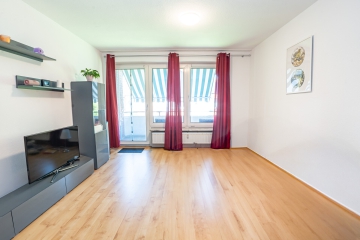 Wohnzimmer - Für stadtnahe Naturliebhaber: Wohnung zum Verlieben mit Balkon und Stellplatz