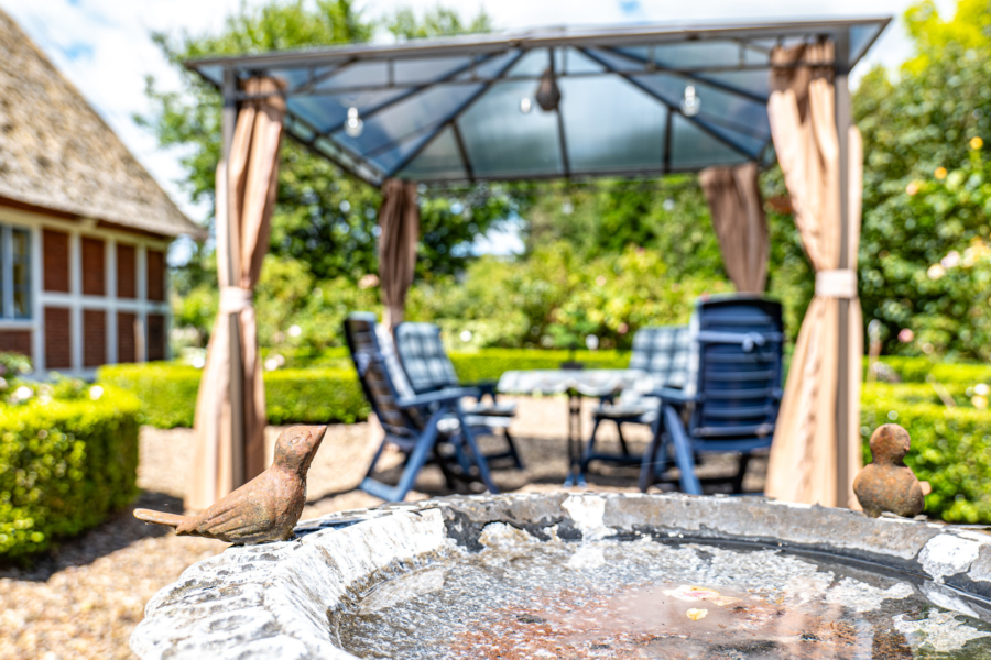 Einzigartiges Reetdachhaus mit Traumgarten und Nebengebäude! - Pavillion im Rosengarte